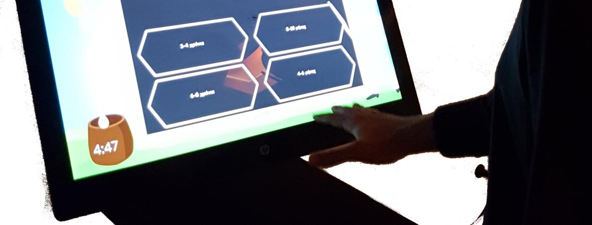 Μουσείο Μέλισσας: Leap Control Infokiosk - Σταθμός πληροφοριών με έλεγχο χωρίς φυσική επαφή